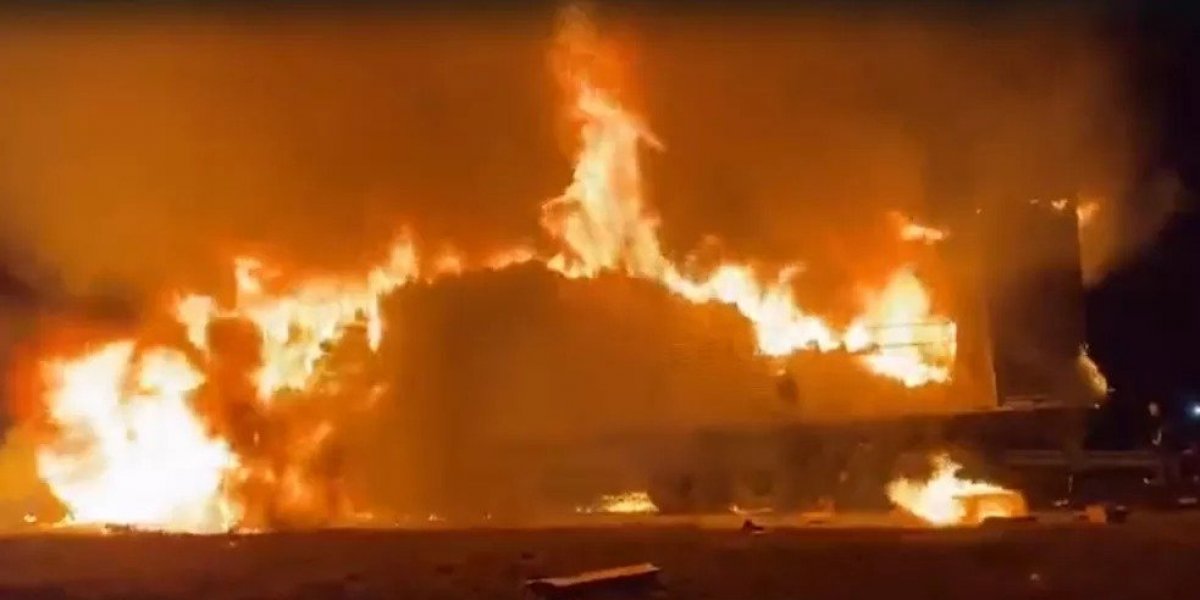 Carreta pega fogo e tem carga saqueada no sudoeste da Bahia