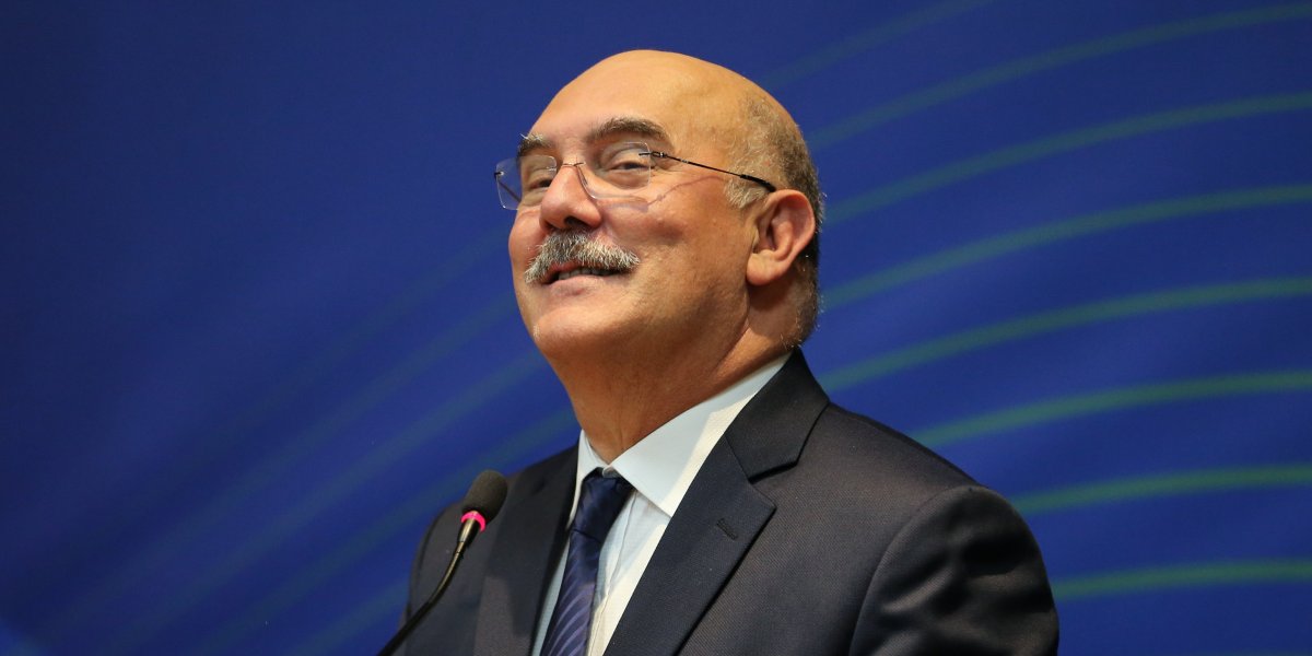 Desembargador cassa prisão de Milton Ribeiro e ex-ministro é solto