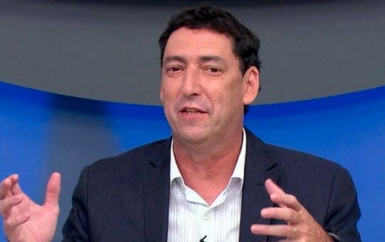 PVC se desculpa após rasgar nota de R$ 20 durante programa ao vivo