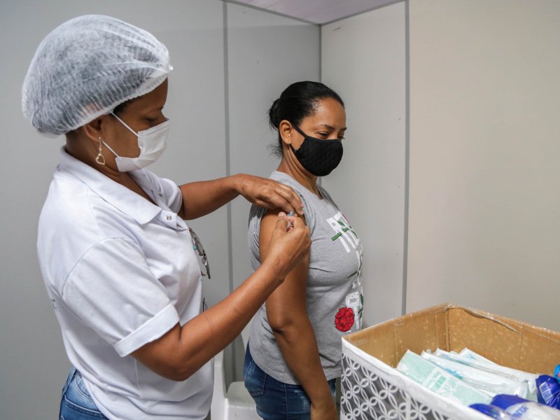 Vacinação contra Covid-19 será retomada na segunda (27)