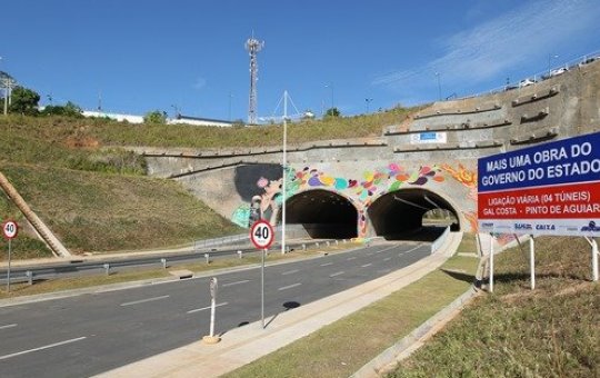 Carro é encontrado sem passageiros em córrego na Avenida Gal Costa
