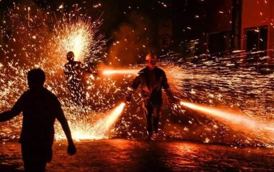 Apesar da proibição, guerra de espadas acontece na capital baiana