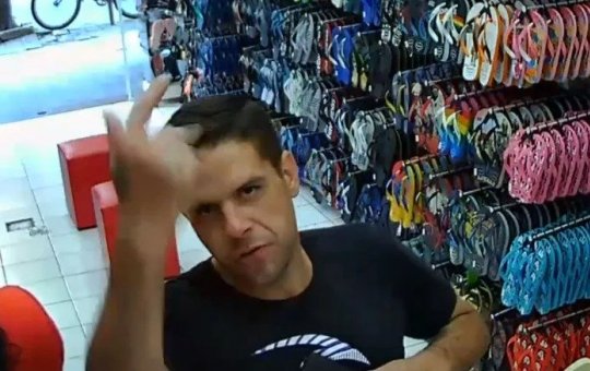 Ladrão debocha para câmera durante assalto: 'pode filmar, estou f*dido mesmo'