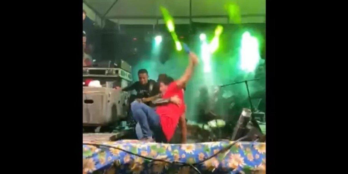 Vídeo: Palco desaba durante evento junino em Ipirá