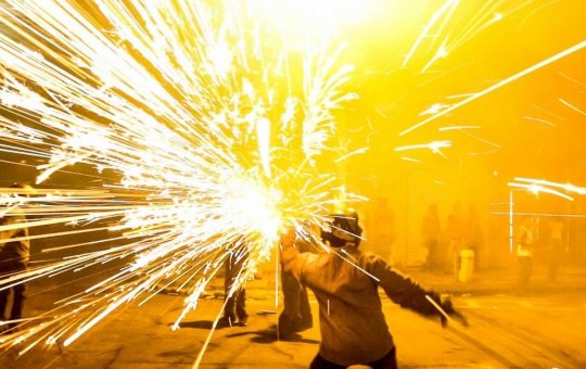 Vídeo: Primos são atropelados durante queima de espadas em Cruz das Almas