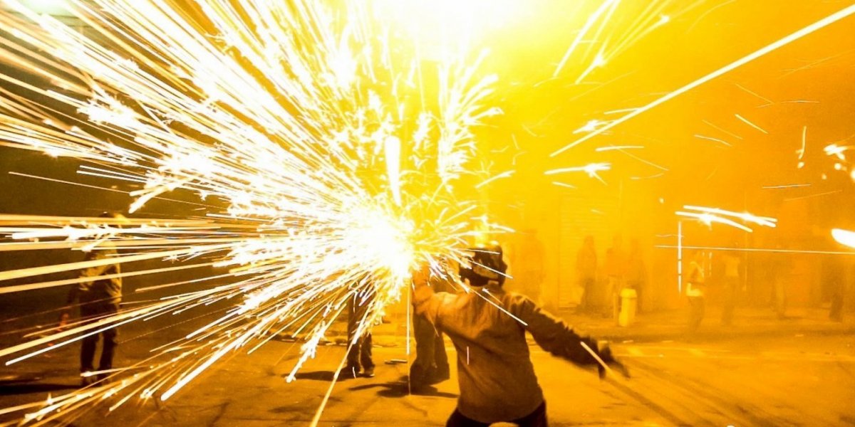 Vídeo: Primos são atropelados durante queima de espadas em Cruz das Almas