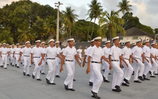 Marinha alega deficiência hormonal e veta mulher trans aprovada em 1º lugar
