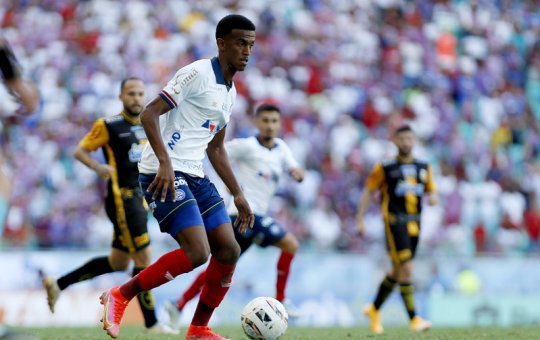 Lateral desfalca e volante volta a ser opção no Bahia