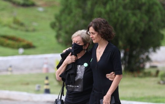 Familiares se despedem de Dom Phillips em funeral em Niterói