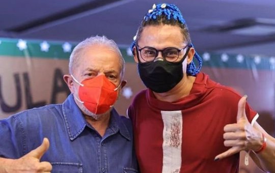 Ator global rebate Elba Ramalho: "A voz do povo é a voz de Deus"