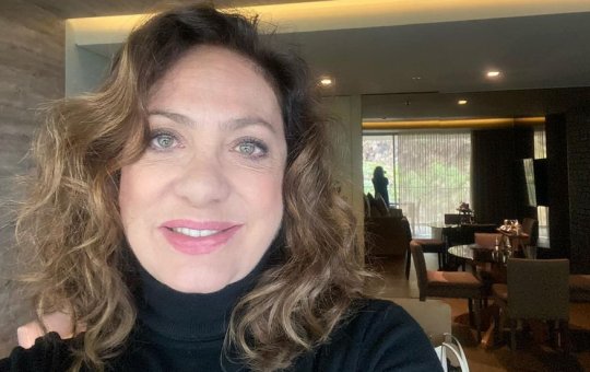 Solteira, atriz Eliane Giardini fala sobre sobre sexo e defende uso de vibrador