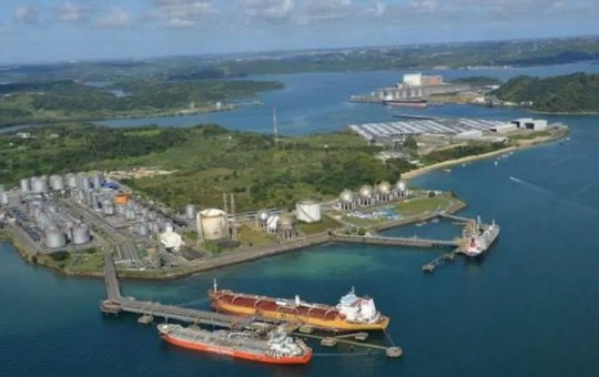 Operário morre após ser atingido por máquina dentro de navio, no Porto de Aratu