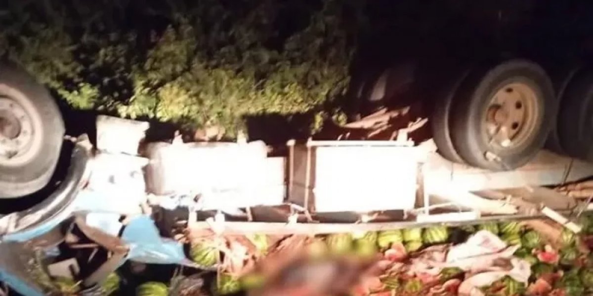 Carro capota na BA-220 e resulta em oito vítimas