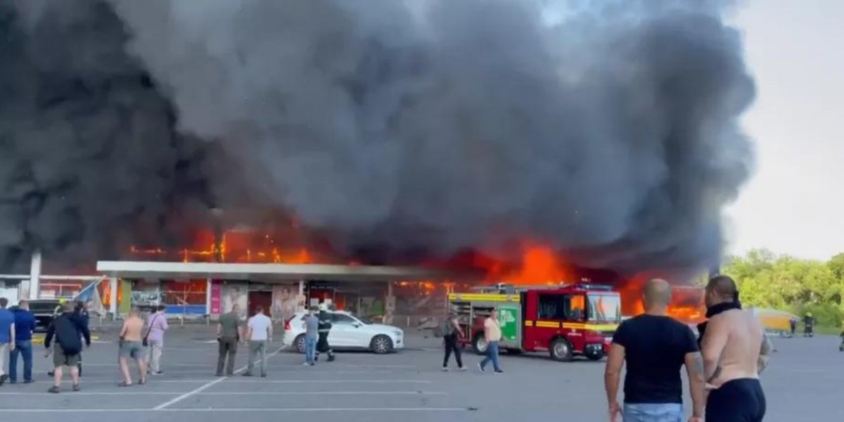 Ucrânia: míssil russo atinge shopping e deixa ao menos 11 mortos e 50 feridos