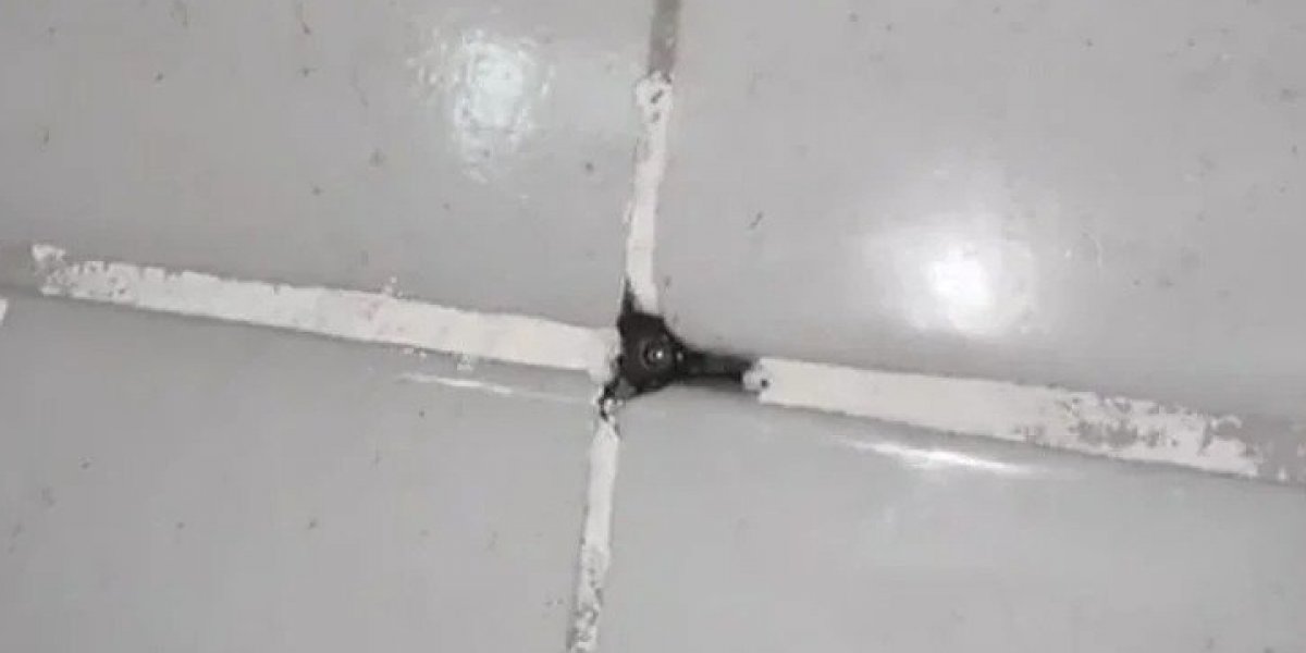 Diretora é afastada após alunos acharem câmera em banheiro de escola em SP