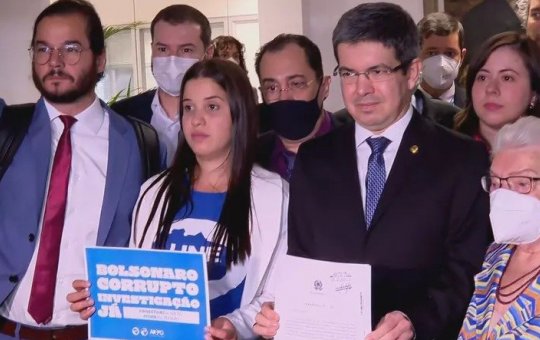 Oposição realiza pedido de abertura de CPI do MEC