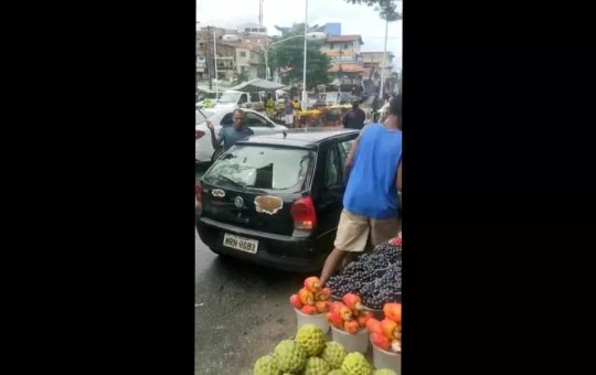 Homem se revolta e destrói o próprio carro durante blitz em Salvador