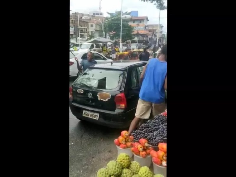 Homem se revolta e destrói o próprio carro durante blitz em Salvador