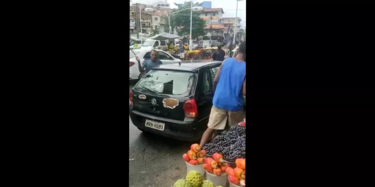 Homem se revolta e destrói o próprio carro durante blitz em Salvador