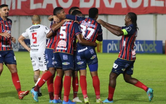 Bahia: "Não fizemos um grande 1º tempo, mas fomos eficientes", diz auxiliar
