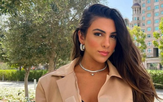 Influenciadora cristã tem carro alvejado por tiros e afirma: “Era pra matar”