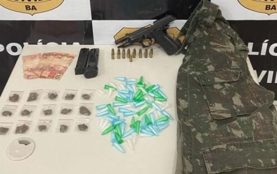 Simões Filho: Homem é preso em flagrante com armas e drogas