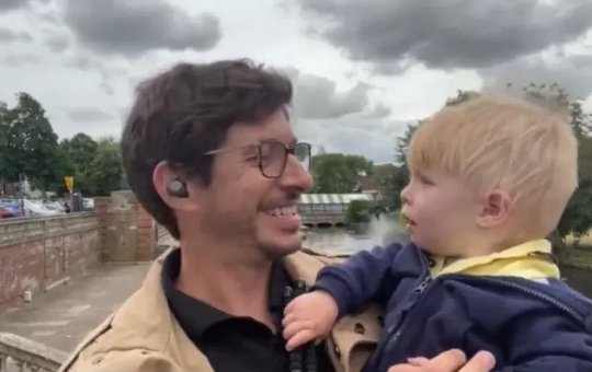 Fofura: Filho bebê de jornalista da Band aparece ao vivo e momento viraliza