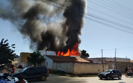 Incêndio destrói galpão de depósito no oeste da Bahia