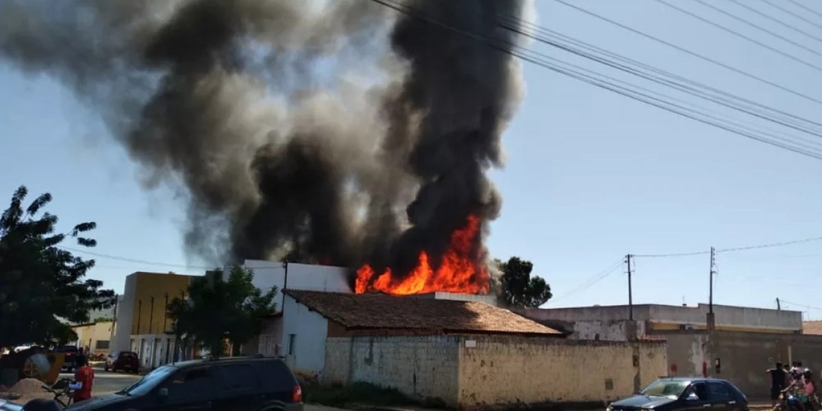 Incêndio destrói galpão de depósito no oeste da Bahia