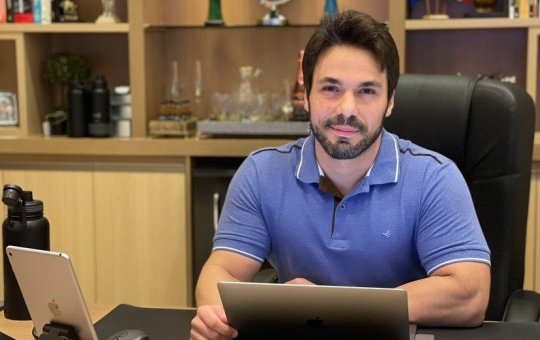 Cotado para vaga de vice de ACM Neto, Ângelo Dourado se afasta de rádio