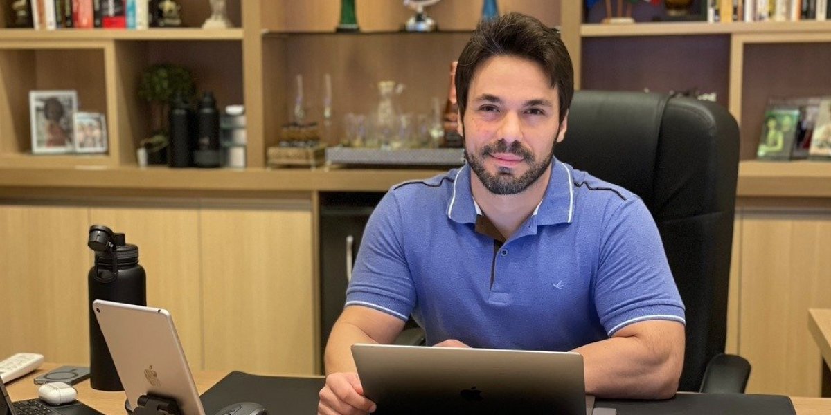 Cotado para vaga de vice de ACM Neto, Ângelo Dourado se afasta de rádio