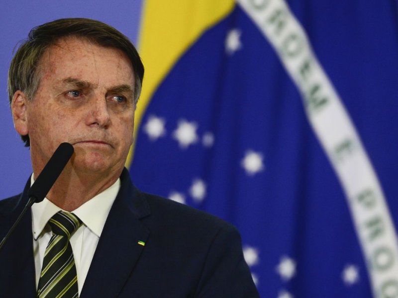 Bolsonaro se irrita em evento e critica apoiador: "Vai buscar o voto"
