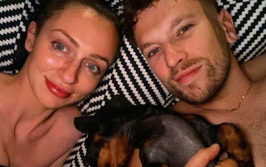 Ex-tenista e namorada são criticados por utilizarem vibrador em restaurante