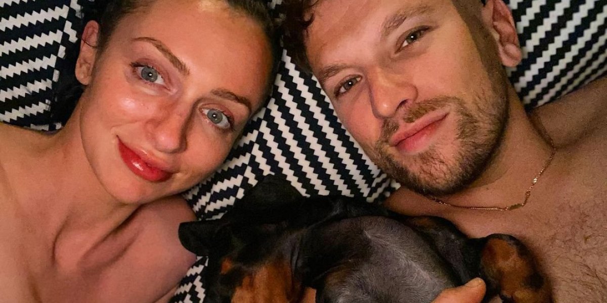 Ex-tenista e namorada são criticados por utilizarem vibrador em restaurante