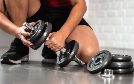 Atleta é atingido por barra de peso durante crossfit e passa por cirurgia