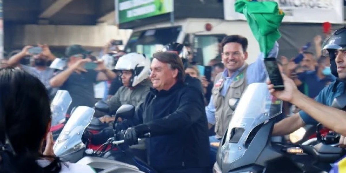 Bolsonaro participa de 'motociata' em Feira de Santana com João Roma