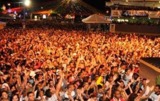 Após fechamento dos portões, multidão lota entorno do Parque de Exposições