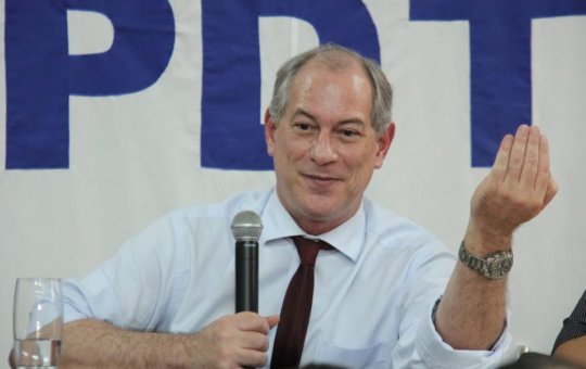 Ciro Gomes torce o pé em festejos do 2 de julho em Salvador