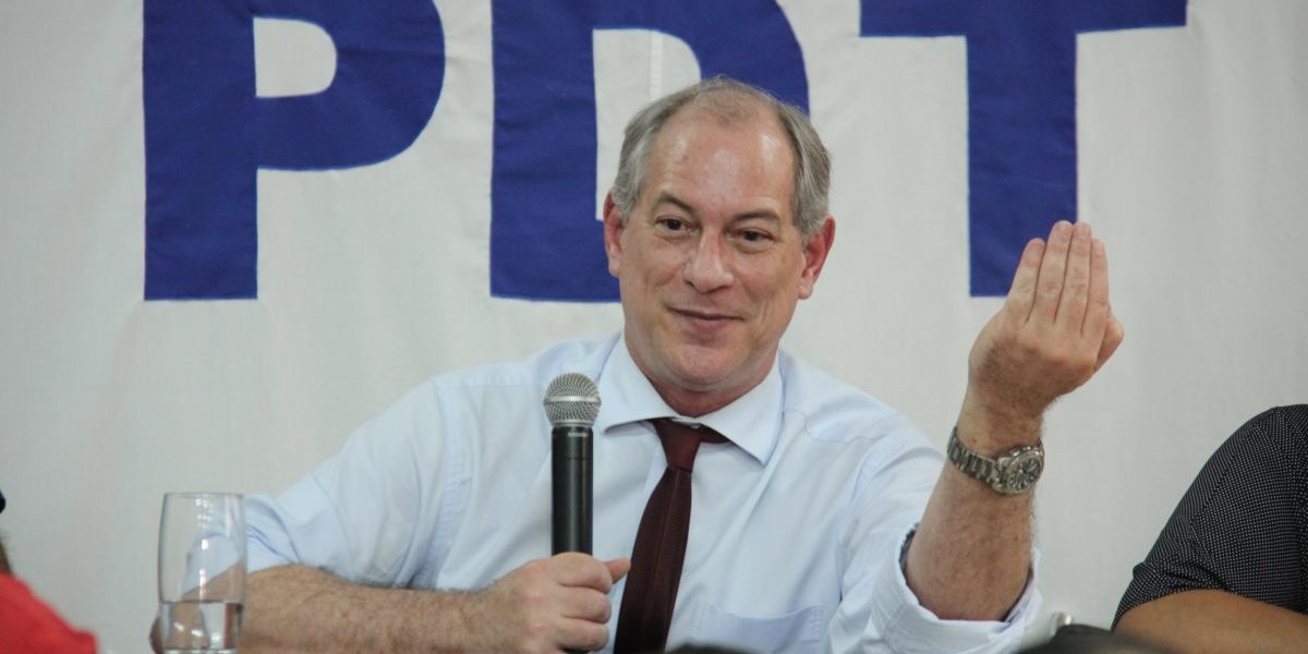 Ciro Gomes torce o pé em festejos do 2 de julho em Salvador