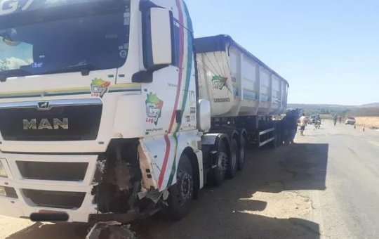 Bahia: Homem morre após batida entre moto e carreta