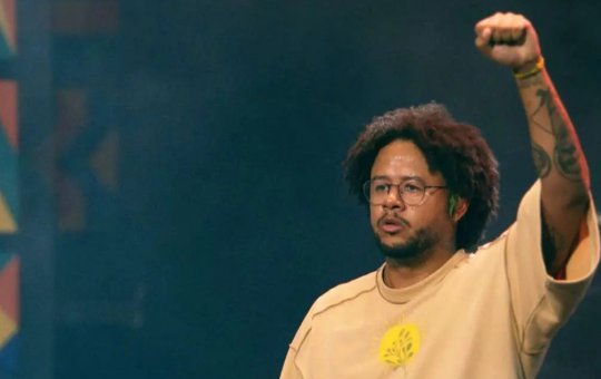 Emicida critica Piquet após comentário sobre Lewis Hamilton: "Chofer de jumento"