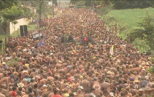 Sergipe: Jornalistas são atingidos por pedras e lama durante festa tradicional