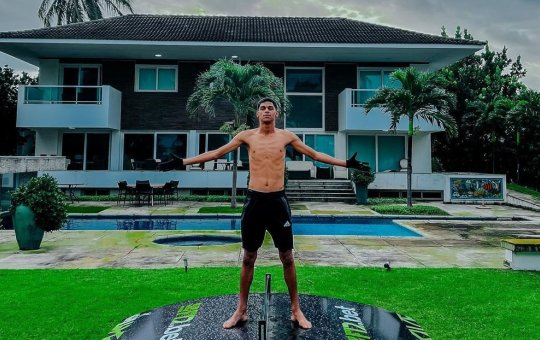 Influenciador Luva de Pedreiro exibe nova mansão nas redes sociais