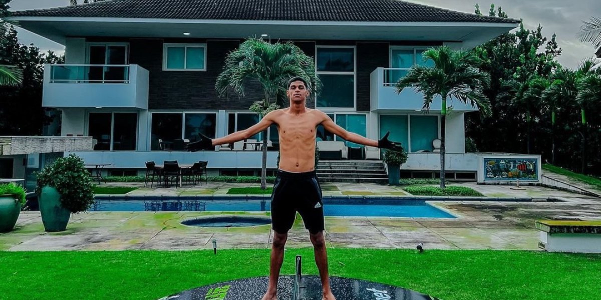 Influenciador Luva de Pedreiro exibe nova mansão nas redes sociais