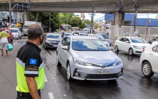 Por conta de acidente de trânsito, homem é arremessado de viaduto
