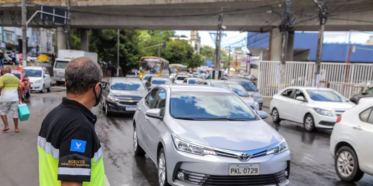 Por conta de acidente de trânsito, homem é arremessado de viaduto