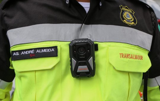 Homem chuta carro da Transalvador ao discutir com agente de trânsito