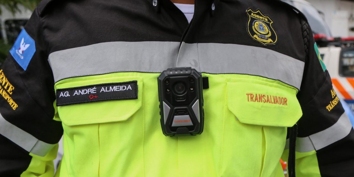Homem chuta carro da Transalvador ao discutir com agente de trânsito