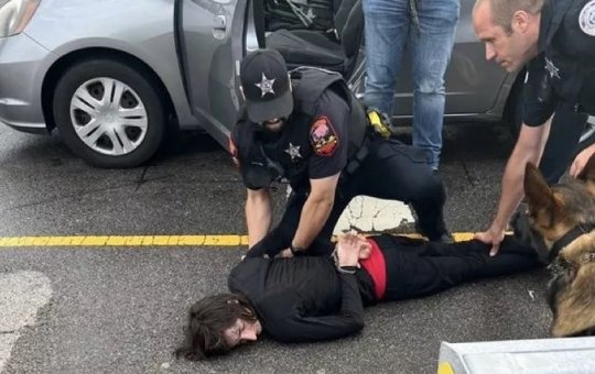 Vídeo mostra momento em que suspeito de ataque nos EUA é detido por policiais