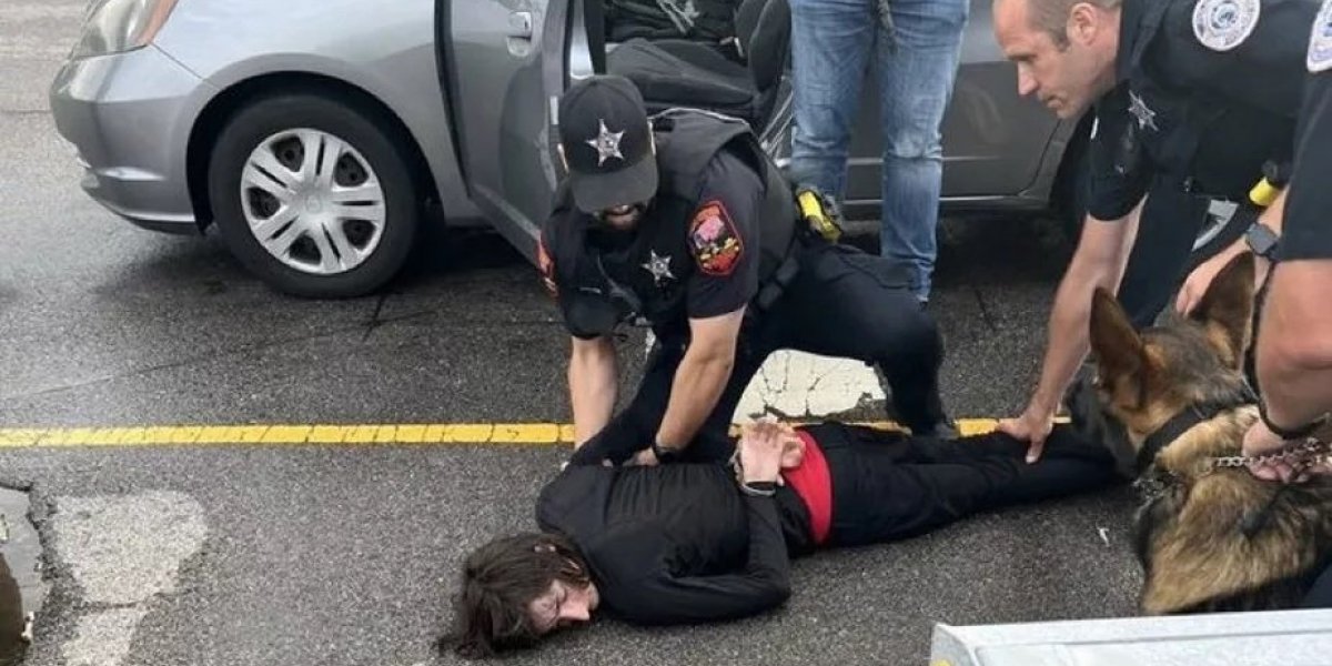 Vídeo mostra momento em que suspeito de ataque nos EUA é detido por policiais